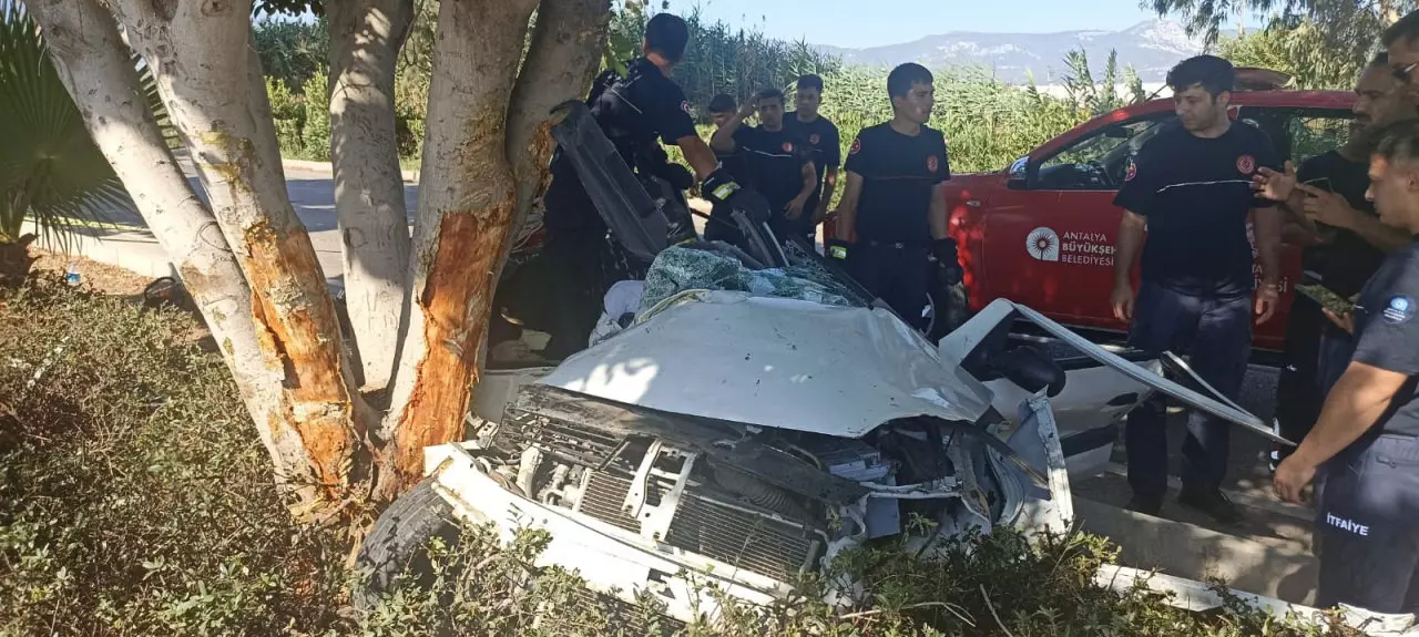 Antalya'da Aile Dramı: Kazada 3 Can Kayboldu, Küçük Kız da