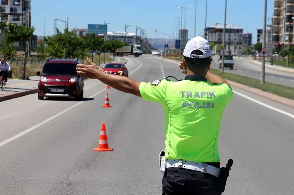 Manisa'da Trafik Denetimleri Sıkılaşıyor: Güzelyurt Mahallesi'nde 158 Araç ve Sürücü