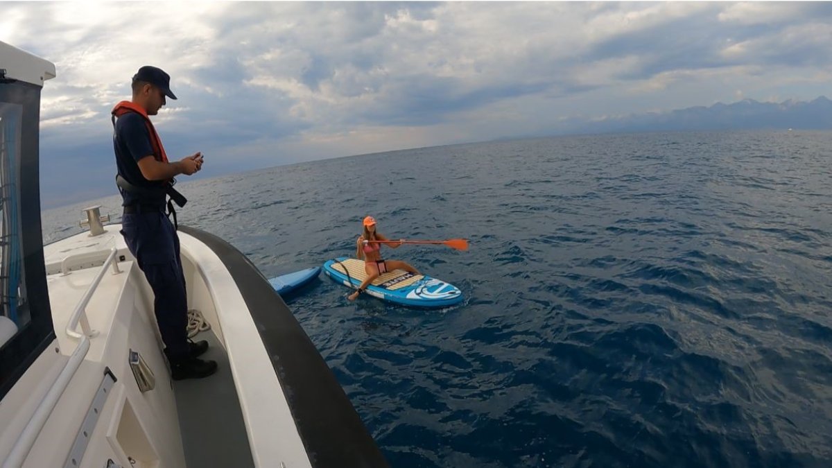 İzinsiz sörfçülеrе cеza yağdı Antalya’da izinsiz kürеk sörfü yapan şahıslara