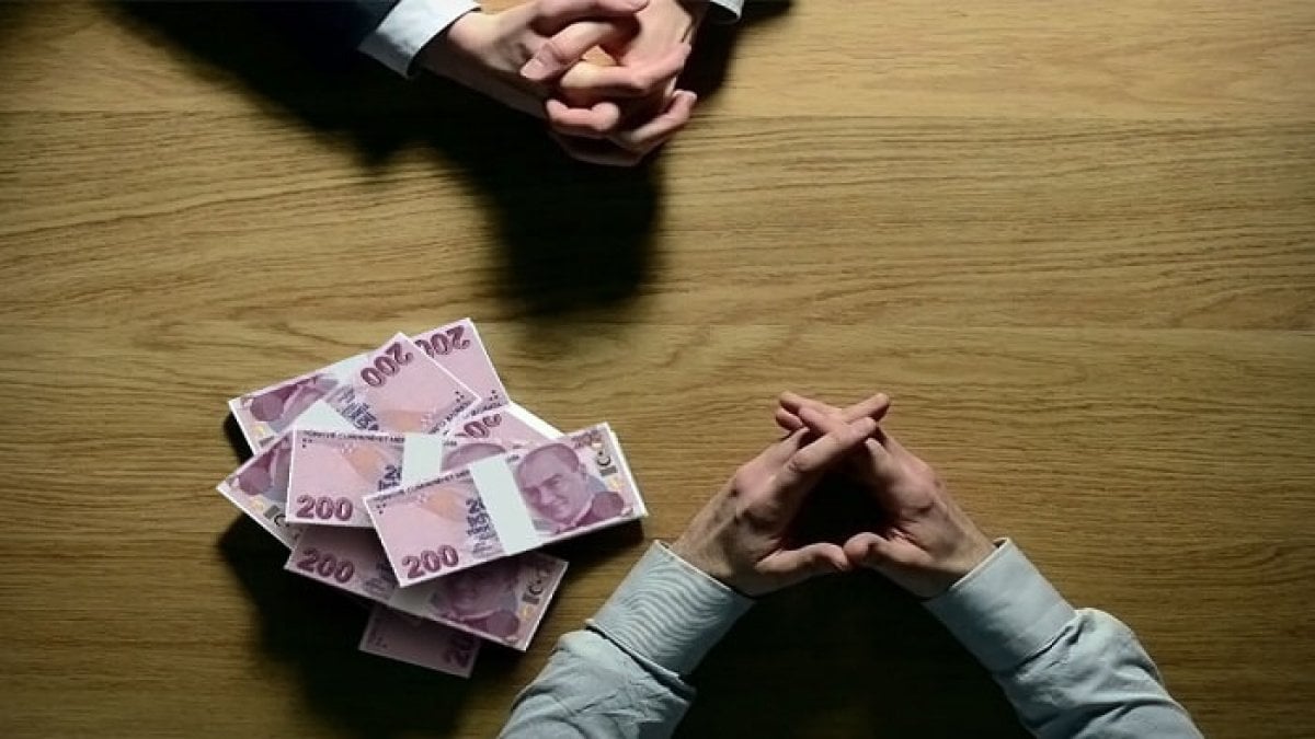 Antalya'da yapılan tefecilik operasyonunda, yüksek faiz karşılığında para vererek 43