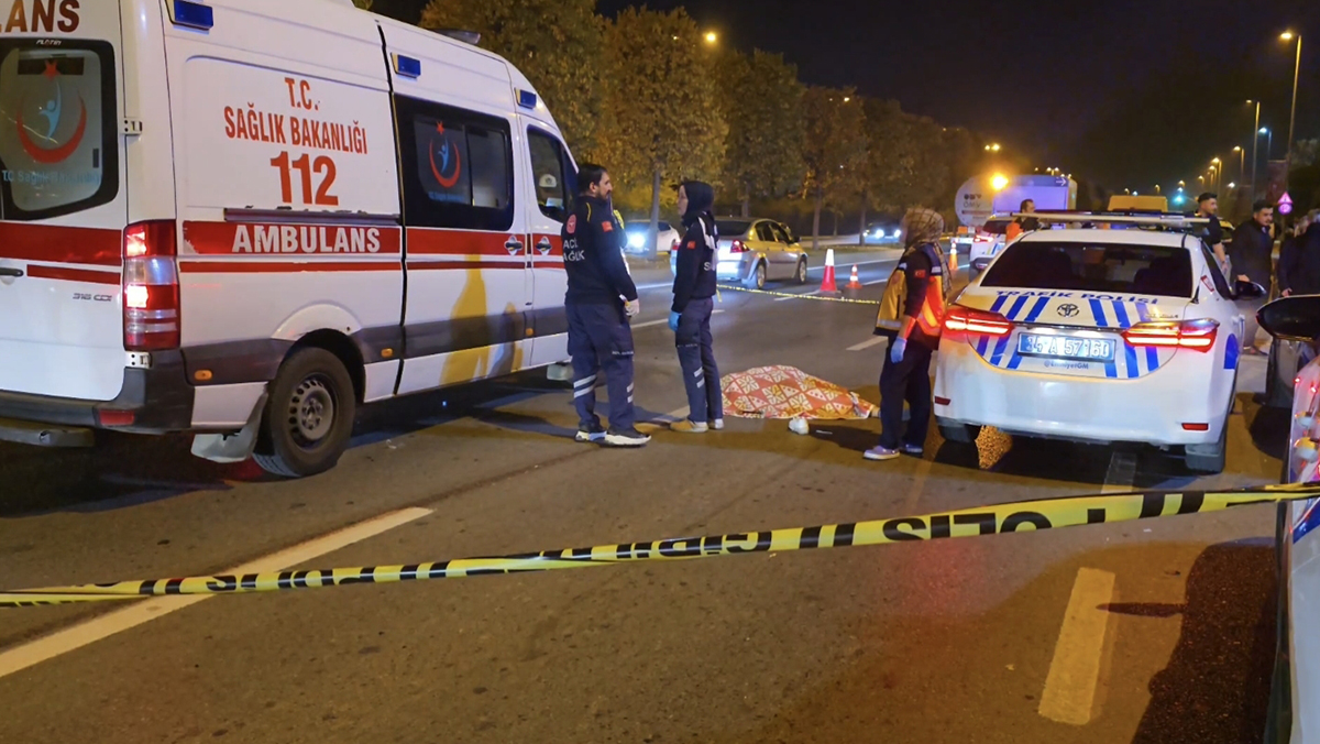 İstanbul Kartal'da 19 yaşındaki Sanem Ada, kırmızı ışıkta karşıdan karşıya