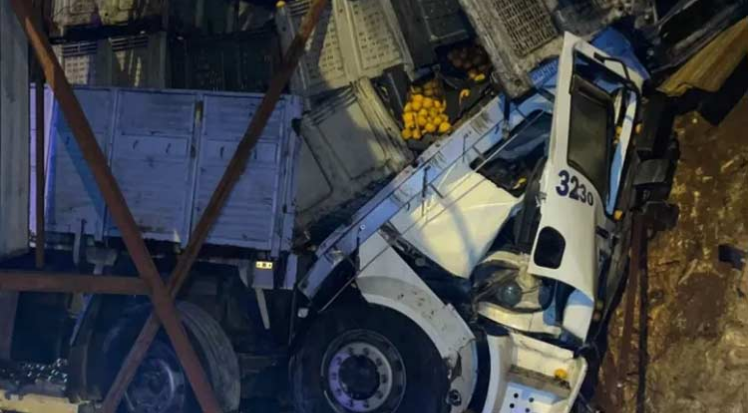 Antalya'nın Alanya ilçesinde portakal yüklü bir kamyonun refüje çarpması sonucu