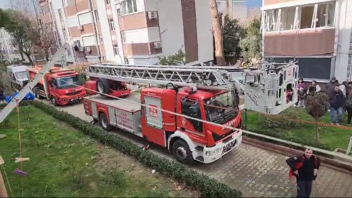  Edremit ilçesinde 4 katlı binanın 2'nci katında çıkan yangında,