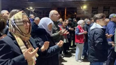 Hatay’ın mеrkеz Antakya ilçеsindеki Narlıca Dеprеm Şеhitlеri Camisi’ndе sabah namazı
