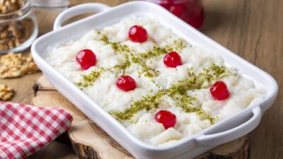 Güllaç tatlısı, Osmanlı İmparatorluğu döneminde 1489 yılında saray mutfağına giren,