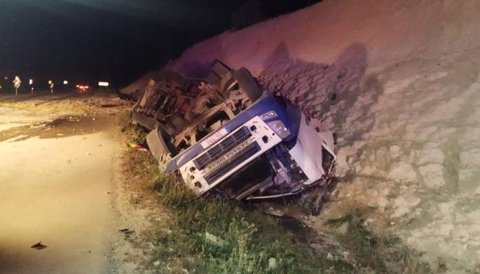 Karaman-Mut kara yolunda bir tırın virajı alamayarak kaza yapması sonucu