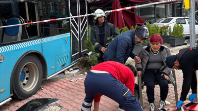 Antalya Muratpaşa’da direksiyon başında fenalaşan otobüs sürücüsü, önce park halindeki