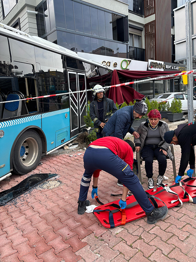 Antalya Muratpaşa’da direksiyon başında fenalaşan otobüs sürücüsü, önce park halindeki