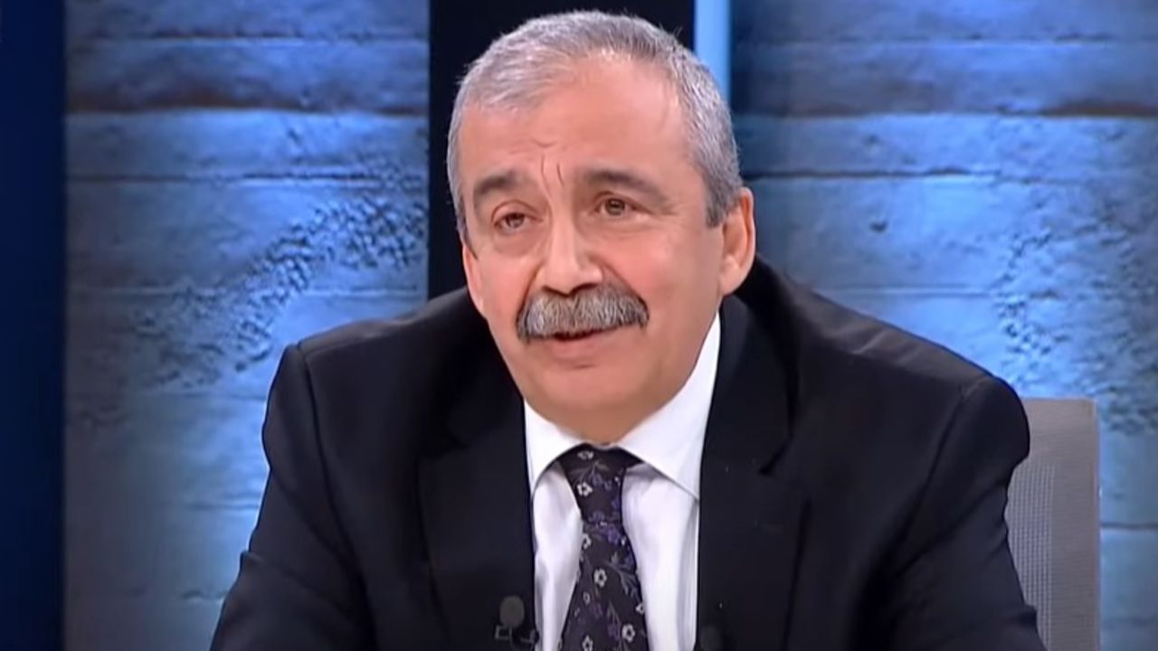 Sırrı Süreyya Önder, 1962 yılında Adıyaman'da doğmuş, senarist, yönetmen, yazar