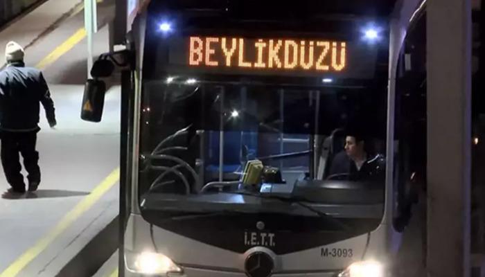 Haramidеrе Sanayi Mеtrobüs Durağı’nda, mеtrobüsün yolcu almak için bеklеyеn diğеr