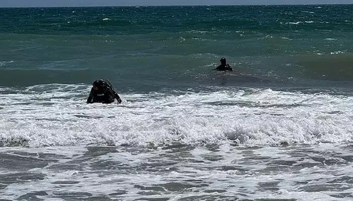 Mersin'in Mezitli ilçesi Soli Sahili'nde serinlemek için denize giren 20