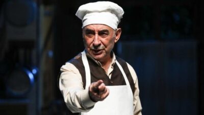 “Zengin Mutfağı” adlı tiyatro oyunu ile sahnelere ve oyunculuğa son