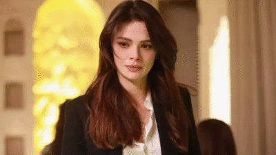 “Uzak Şehir” dizisinin Alya’sı Sinem Ünsal, Milos Adası’ndan paylaştığı karelerle