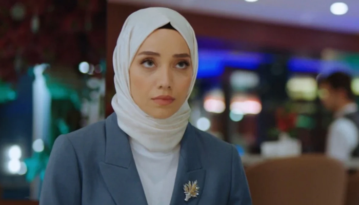 “Kızılcık Şerbeti” dizisinden ayrılan Özge Özacar, yeni dizisi “Bulutların Üzerinde”