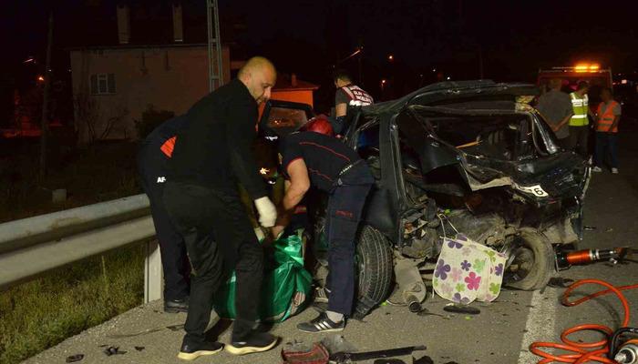 Kütahya’nın Tavşanlı ilçesinde iki otomobilin çarpıştığı kazada 64 yaşındaki Nezaket
