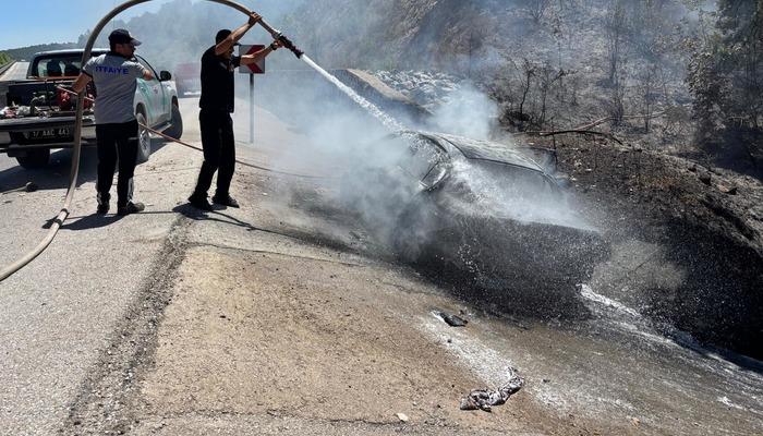 Lapseki’den Biga’ya seyir halindeyken motor kısmından alev alan araçta, sürücü