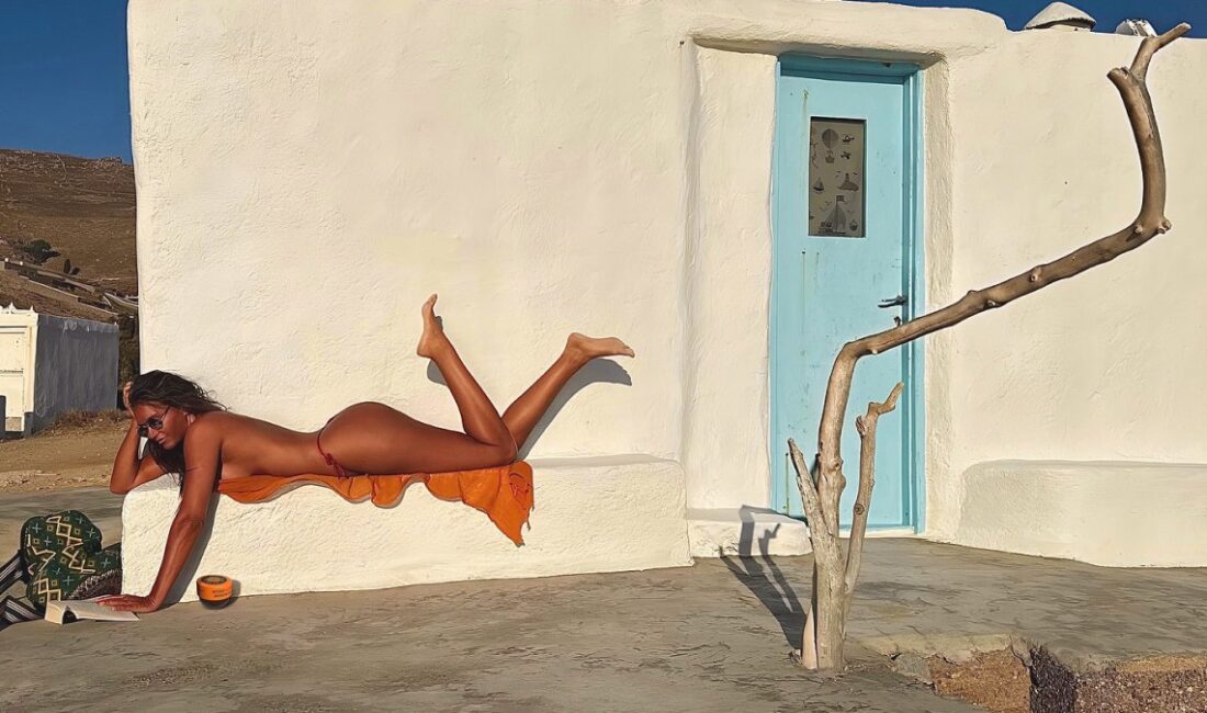 Eda Taşpınar, Mykonos’ta ipli bikinisiyle verdiği cesur pozla sosyal medyada