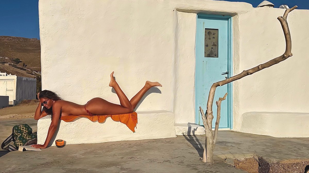 Eda Taşpınar, Mykonos’ta ipli bikinisiyle verdiği cesur pozla sosyal medyada