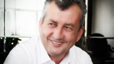 Eski Menemen Belediye Başkanı Tahir Şahin, Foça’da denize girdiği sırada