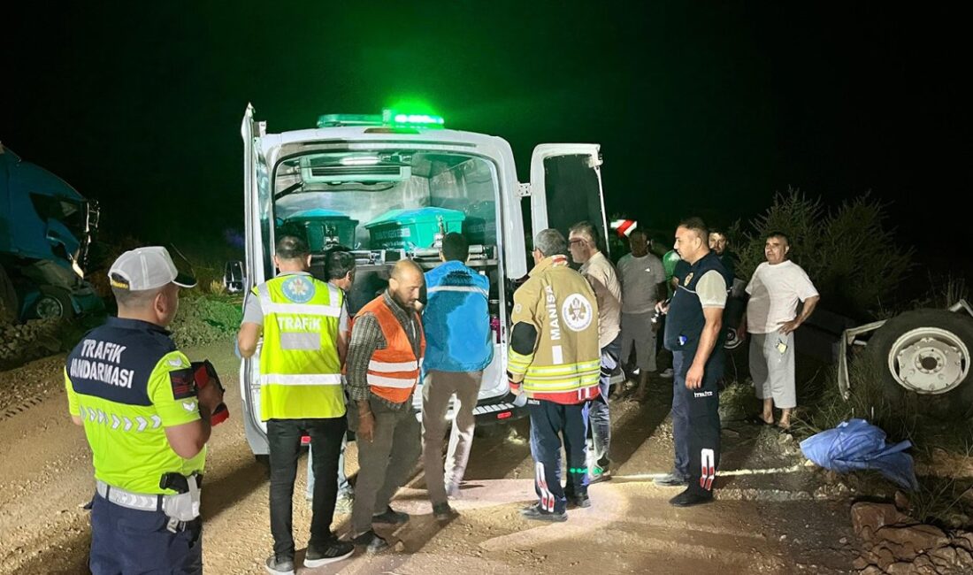 Kula–Eşme yolu üzeri Şeritli Mahallesi yakınlarında meydana gelen kazada, Halil