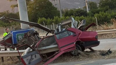 Bursa Kestel’de çelik bariyerlere saplanan otomobilin sürücüsü Kadir Menteş hayatını