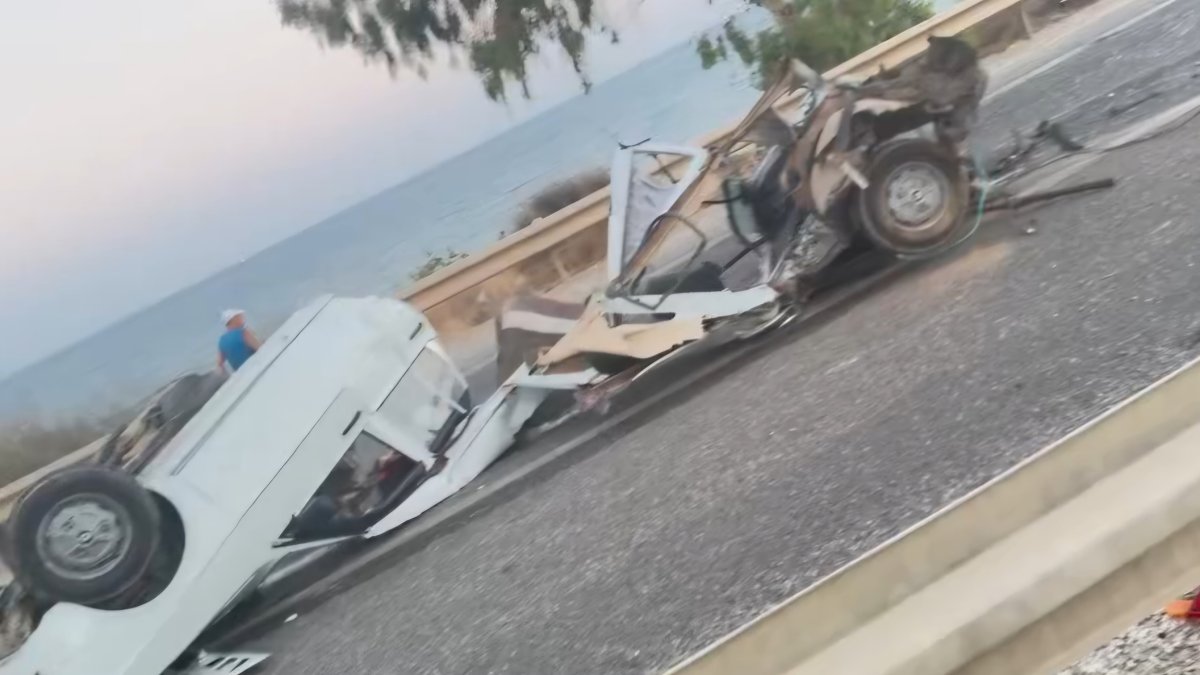 Mersin Silifke’de çelik bariyere çarpan otomobil ikiye bölündü. Sürücü Hasan