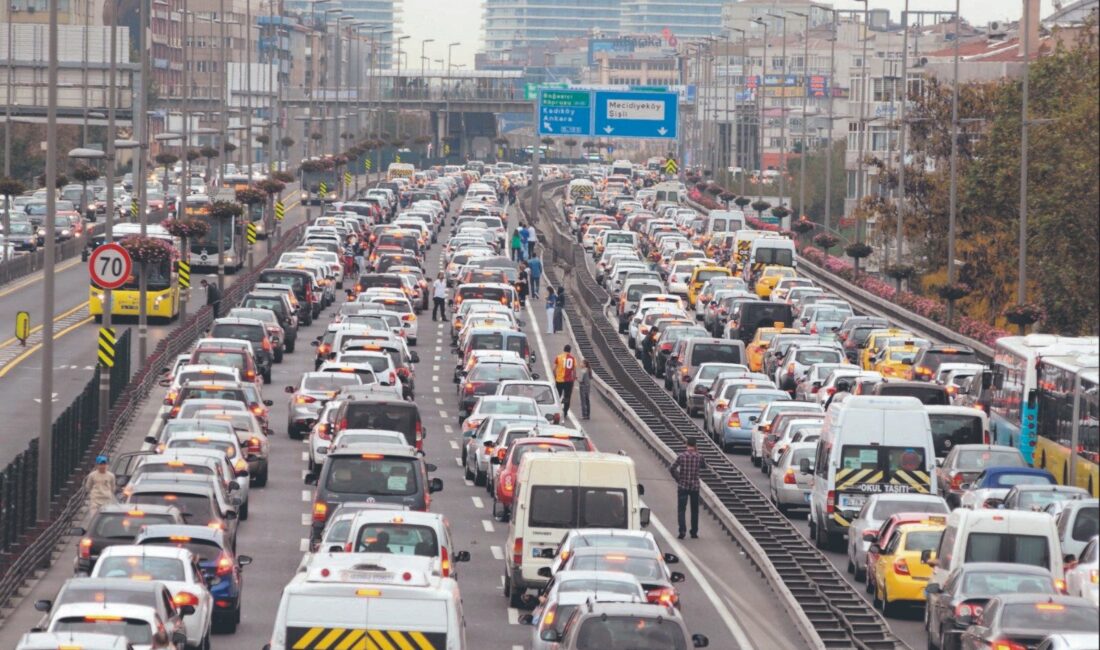 Uzun süre güneş altında kalan otomobillerde boya solması, akü çökmesi