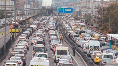 Uzun süre güneş altında kalan otomobillerde boya solması, akü çökmesi