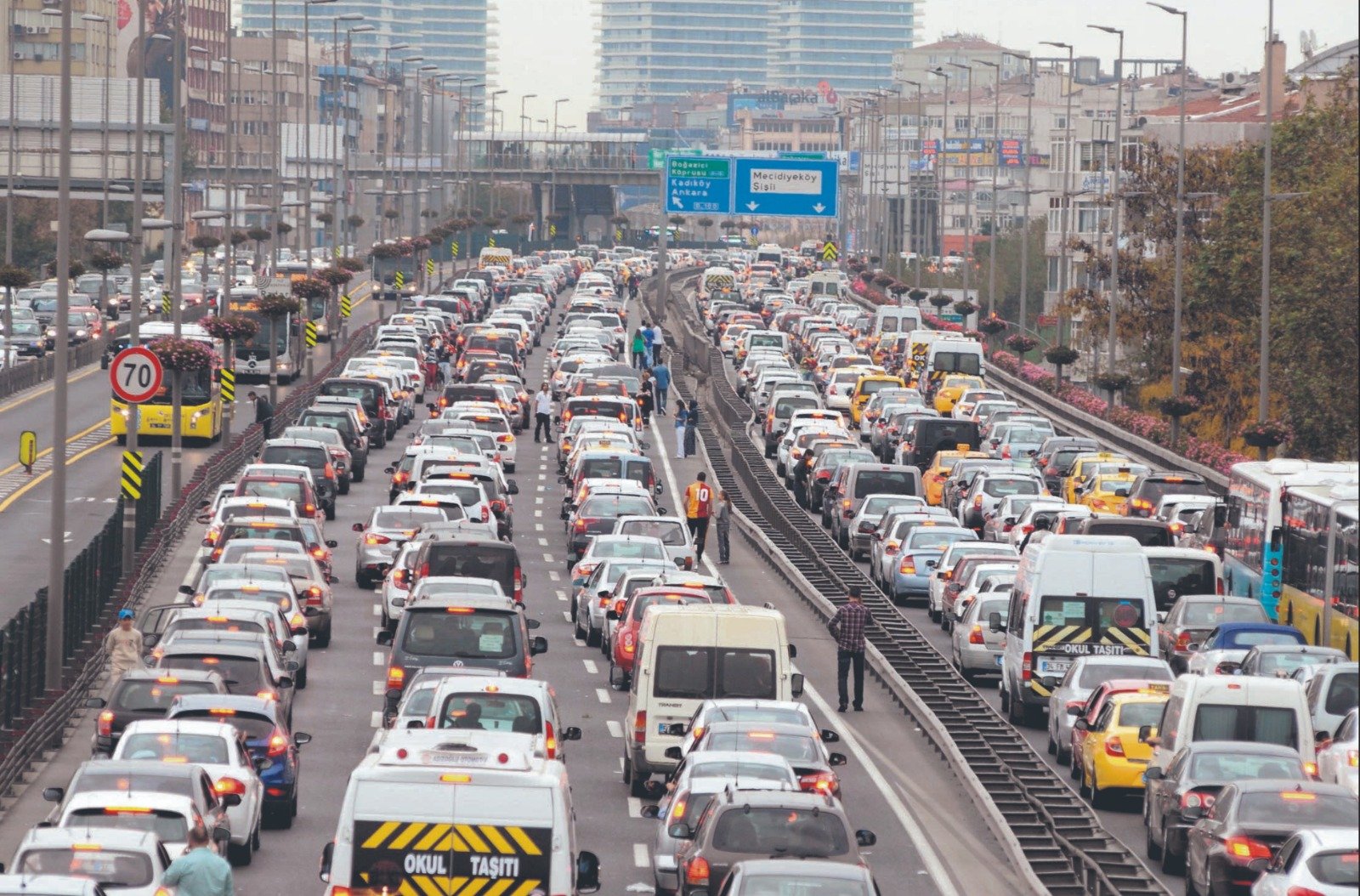 Uzun süre güneş altında kalan otomobillerde boya solması, akü çökmesi