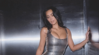 Paris Moda Haftası kapsamında Balenciaga’nın couture defilesinde podyuma çıkan Kim