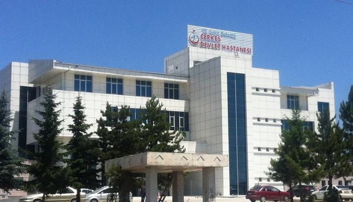 Çankırı’nın Çerkeş ilçesinde kontrolden çıkan otomobil traktörün römorkuna çarptı. Kazada