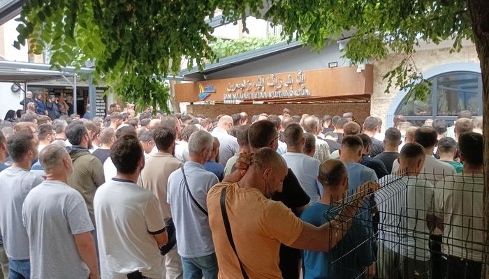 Kocaeli'nin Karamürsel ilçesinde sahilde yürüyen Uğur Deniz, eşinin gözü önünde