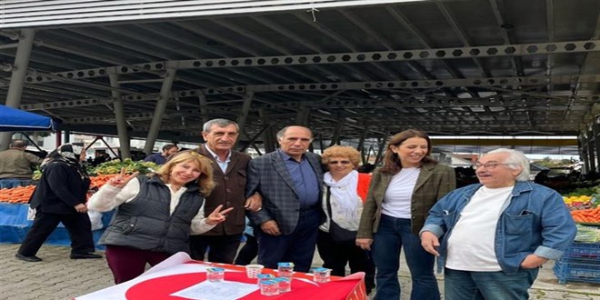 İddianamede, bayrağın masa örtüsü olarak kullanılması ve üzerine eşya konulmasının