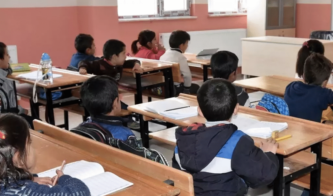 2025-2026 eğitim öğretim yılında okullarda serbest kıyafet uygulaması sona eriyor.