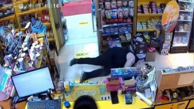 Sakarya Karasu’da alışveriş yaptığı markette gülerek sohbet ederken bir anda