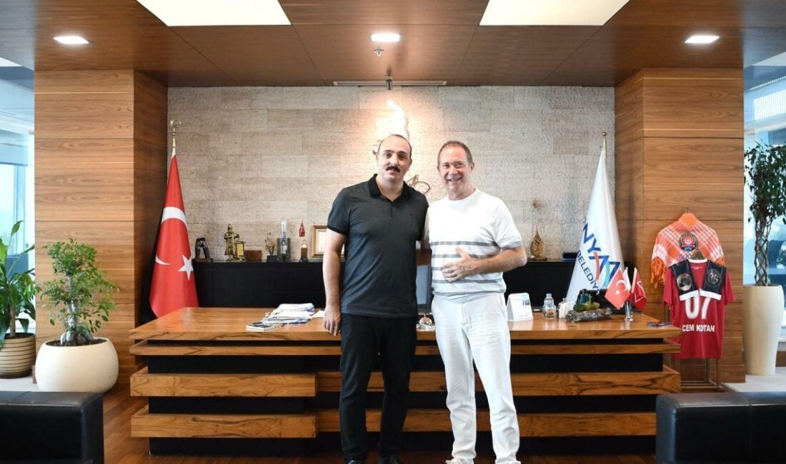 Türk halk müziğinin usta ismi Sümer Ezgü, Konyaaltı Belediye Başkanı