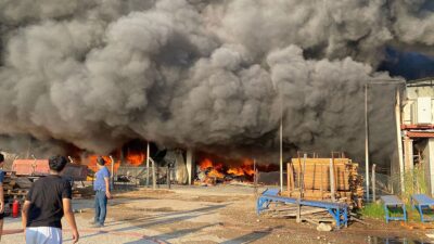 Serik’te soğuk hava deposunda çıkan yangın kısa sürede büyüyerek bakliyat