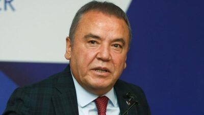 Muhittin Böcek oğlu Gökhan Böcek, Antalya'daki rüşvet soruşturması kapsamında Viyana'dan