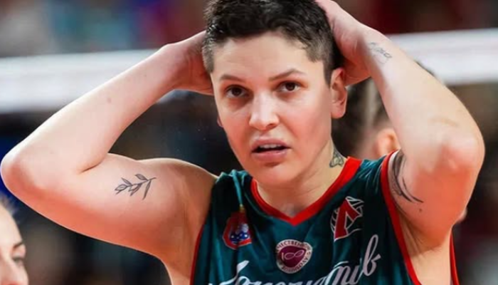 Milli voleybolcu Ebrar Karakurt saçlarını kazıtarak sosyal medyada yeni imajını