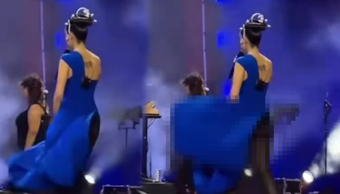 Melike Şahin, Harbiye Açıkhava konserinde mavi yırtmaçlı elbisesiyle sahneye çıktı.