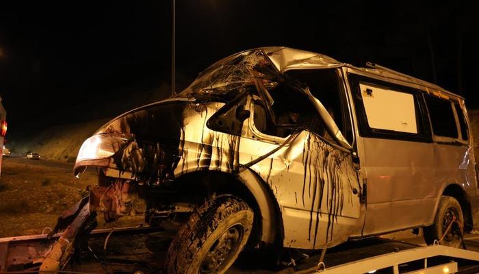 Kahramanmaraş Dulkadiroğlu’nda 34 AY 0866 plakalı minibüs devrildi. Sürücü A.K.
