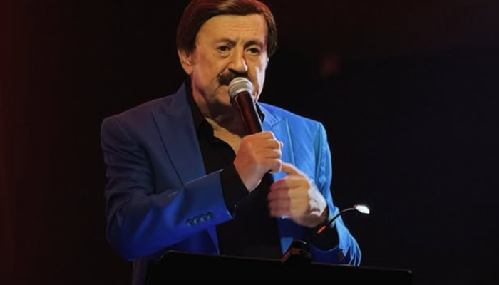 Selami Şahin, Çeşme’de tatil sırasında düşerek sağ kolunu incitti. Röntgen