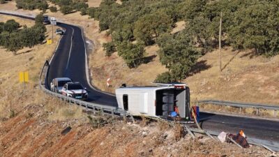 Diyarbakır-Eğil yolunda 02 AFJ 279 plakalı minibüs devrildi. Kazada 1