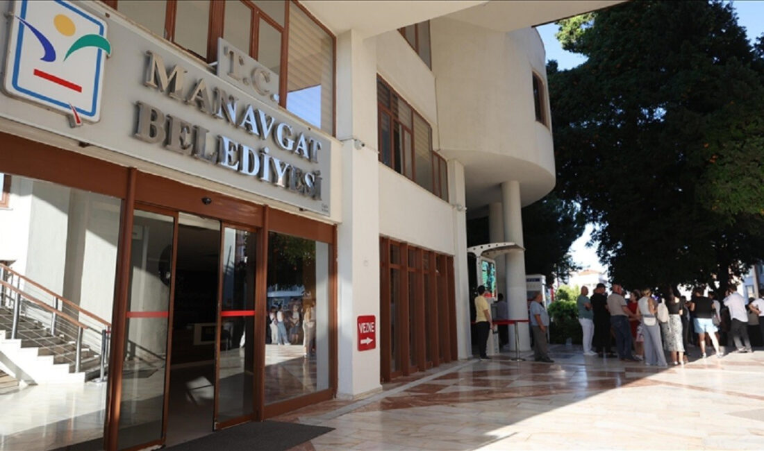 Manavgat Belediye Başkan Yardımcısı Gülsüm Özer, rüşvet soruşturması sonrası CHP’den