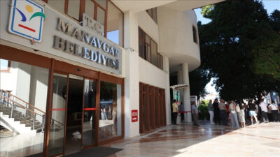 Manavgat Belediye Başkan Yardımcısı Gülsüm Özer, rüşvet soruşturması sonrası CHP’den