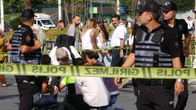 Beyoğlu Taksim’de devriye görevindeki polis aracı kontrolden çıkarak aydınlatma direğine