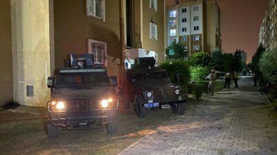 “Kızımı görmeye geldim…” diyen Berk Alkan, 3 yaşındaki çocuğunun önünde