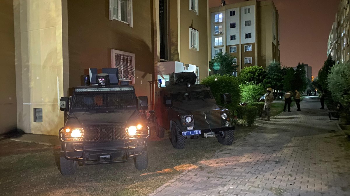 “Kızımı görmeye geldim…” diyen Berk Alkan, 3 yaşındaki çocuğunun önünde