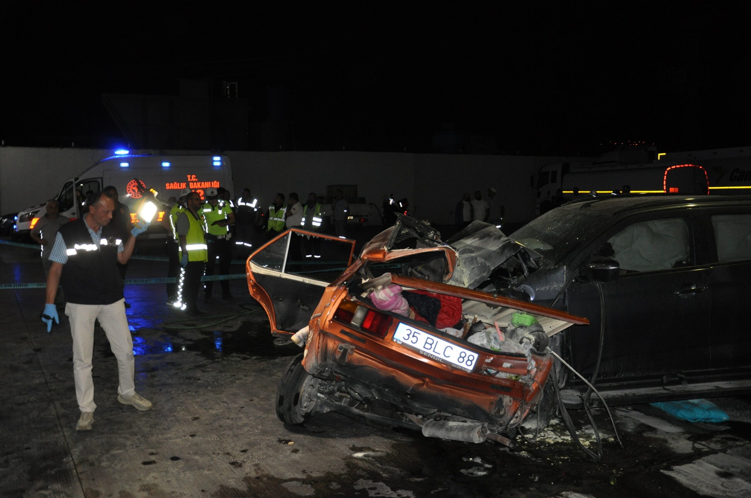 Manisa Salihli’de meydana gelen kazada 5 kişi hayatını kaybetti. Otomobil
