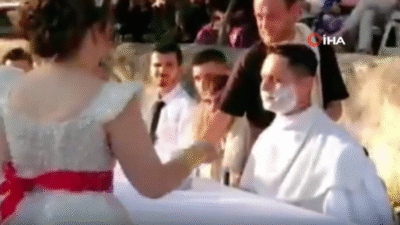 “Gelin damadı parayla tokatladı” görüntüleri sosyal medyada gündem oldu. Yüz